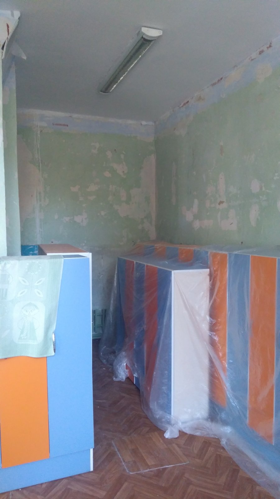 Reparație în grupa nr.14 după schimbarea ferestrelor în sala de grupă și vestiar